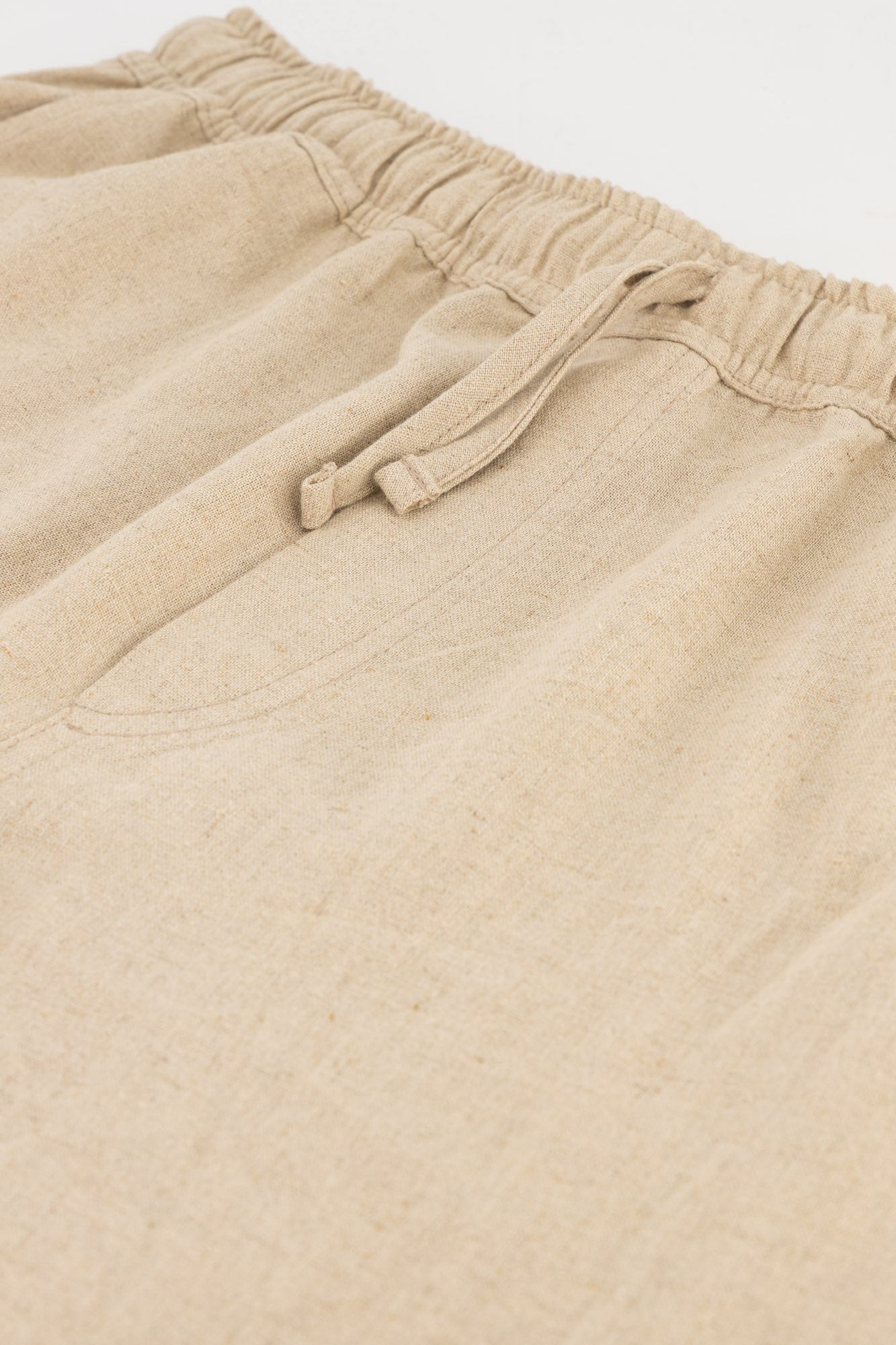 A flat-lay detail shot of the oatmeal linen viscose confort pants.