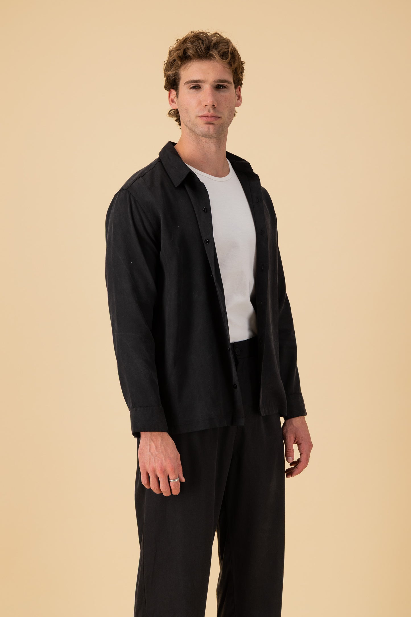 LS Shirt Boxy Lyocell Black, side view